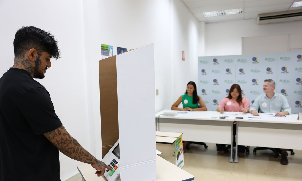 São Paulo (SP), 02/10/2024 - Simulação da eleição para demonstração do fluxo de votação, em uma seção eleitoral cenográfica, no Tribunal Regional Eleitoral de São Paulo - TRE-SP. Foto: Rovena Rosa/Agência Brasil