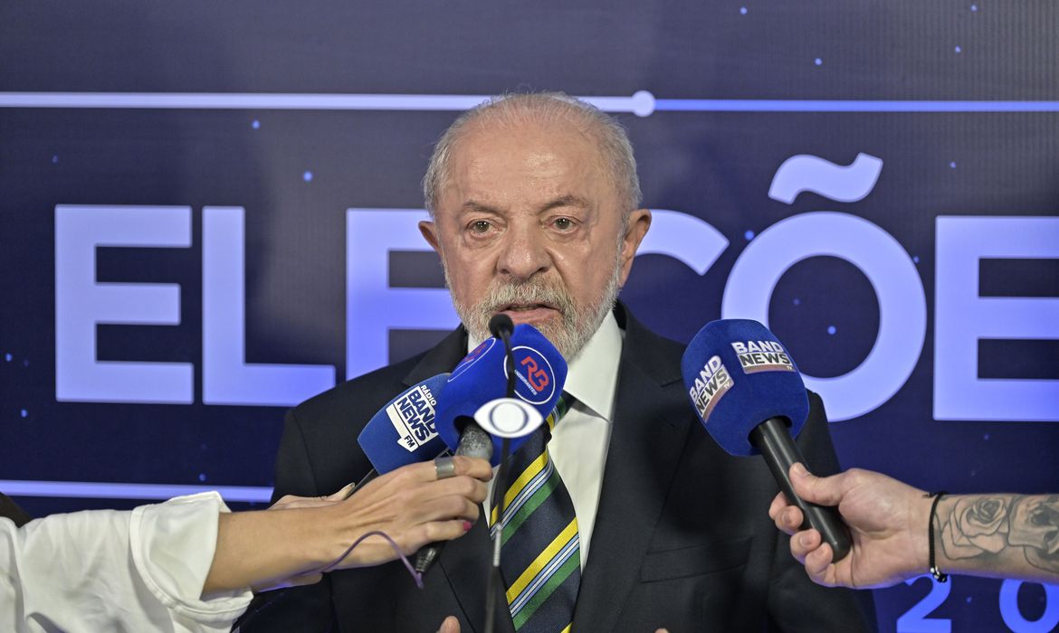 Brasília (DF), 18/10/2026 - Candidato Luiz Inácio Lula da Silva fala com jornalistas antes do debate na TV Bandierantes. Foto: Renato Pizzutto/Band