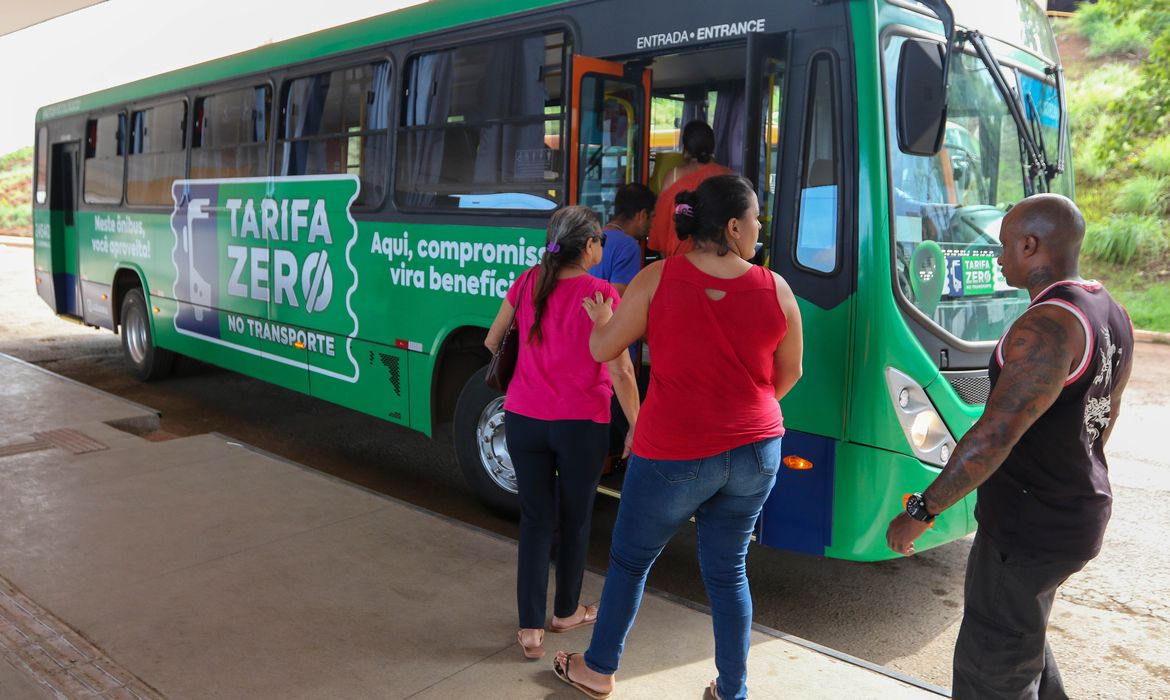 Brasília (DF) 01/12/2023 - O município de Luziânia (GO), no Entorno do Distrito Federal, passou a ter transporte público em operação com tarifa zero. A medida garante aos moradores da cidade gratuidade para circulação nos veículos coletivos. Foto: Wilson Dias/Agência Brasil