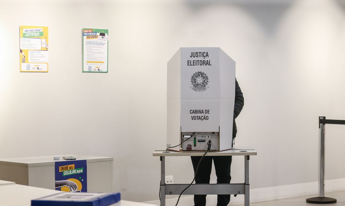 São Paulo (SP) 24/09/2026 - O Tribunal Regional Eleitoral de São Paulo (TRE-SP) , durante demonstração para a imprensa do fluxo de votação das Eleições 2026. Além de uma apresentação sobre o chamado “derrame de santinhos” e o novo provimento da Corregedoria do Tribunal que disciplina a fiscalização e a repressão desse crime eleitoral. O evento realizado na sede do TRE-SP. Urna Eletrônica . Foto: Paulo Pinto/Agência Brasil