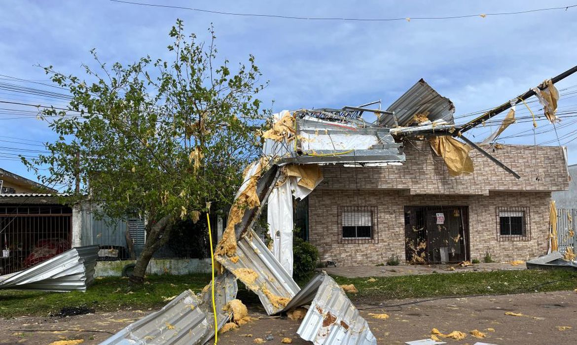 O Município do Rio Grande foi atingido por um forte temporal na madrugada desta segunda-feira (21), provocando danos em diferentes regiões da cidade e mobilizando equipes da 21/09/2026 - Prefeitura desde as primeiras horas do dia. De acordo com a Defesa Civil Municipal, os ventos chegaram a 113,7 quilômetros por hora, acompanhados de chuva intensa. Nas últimas 12 horas, foram registrados 36 milímetros de precipitação. Foto: Pref. RS/ Divulgação