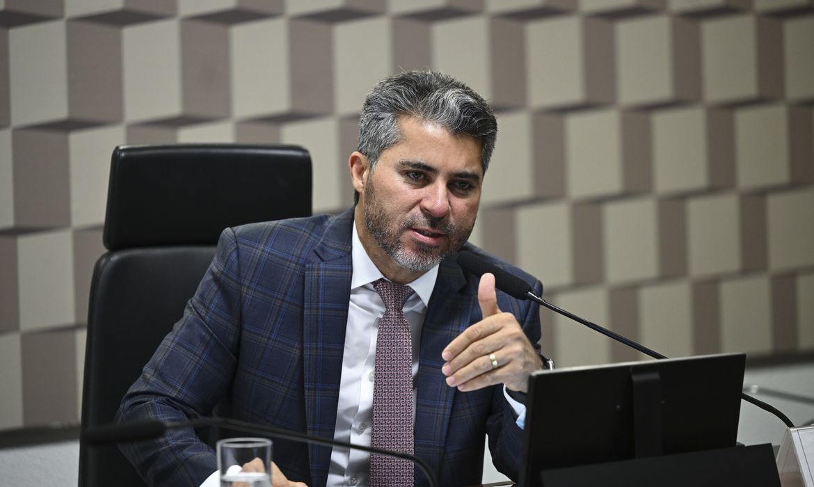 Comissão de Serviços de Infraestrutura (CI) realiza reunião deliberativa para analisar projetos sobre a política de incentivo à fabricação de motores no país, o acesso da ANP a informações fiscais de agentes do setor de petróleo, os reajustes das tarifas de energia elétrica e as medidas de incentivo aos aeroclubes brasileiros. Também estão na pauta projetos que denominam pontes e rodovia e requerimentos sobre energia, gás, ferrovias, fraturamento hidráulico e aviação. Mesa: presidente da CI, senador Marcos Rogério (PL-RO) - em pronunciamento. Foto: Saulo Cruz/Agência Senado